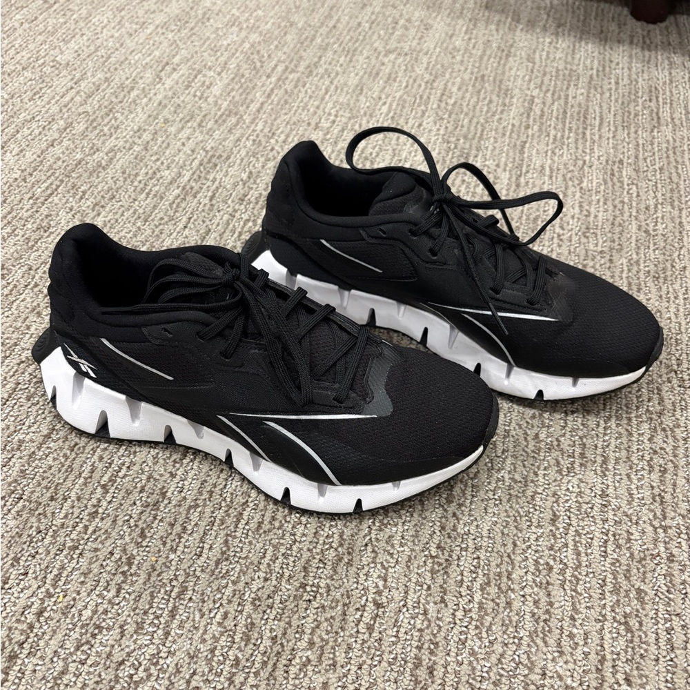 Reebok Women's Black and White zig Zag Dynamica Shoes